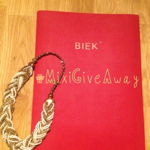 The document folder is amazing - it even matches my necklace ;-)